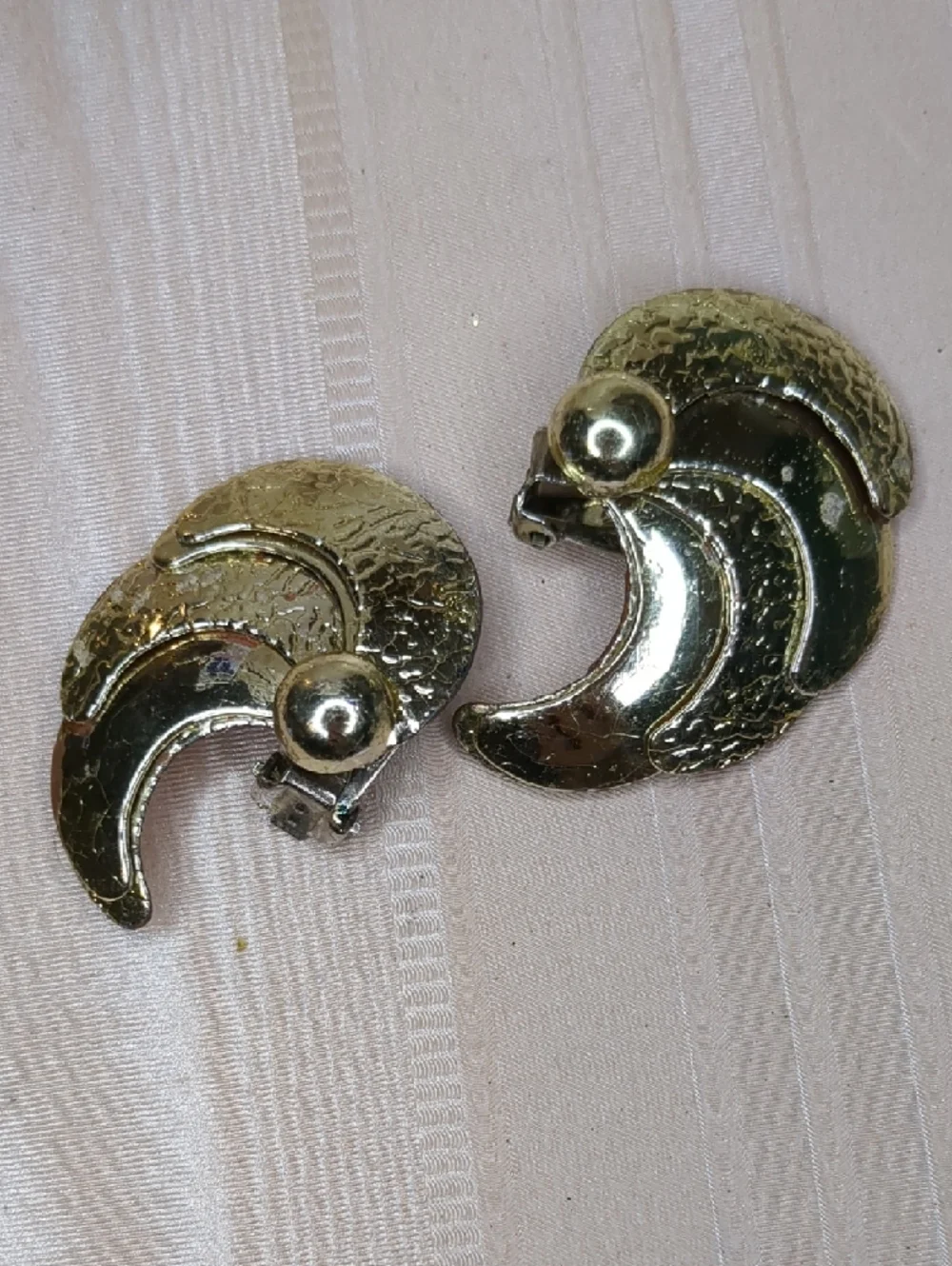3/$15 Vintage 80s Gold Tone Fan Earrings Metal Sea Shell Style Clip-on